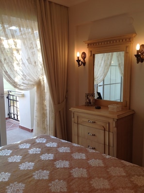 2 quartos, ferros/tábuas de passar roupa, acesso à internet