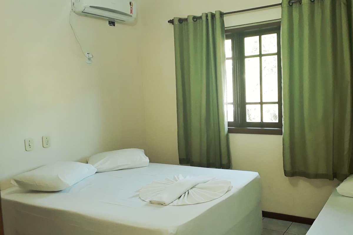 Apartemen, 1 kamar tidur | 2 kamar tidur, tirai kedap cahaya, dan setrika/meja setrika