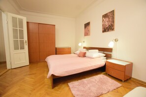 Deluxe Studio Suite | Laptop workspace, soundproofing, iron/ironing board, free WiFi - Elegant Apartment Universitas (Warsaw)