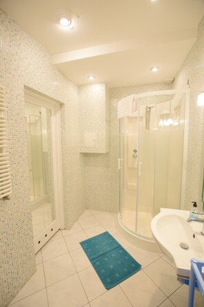 Deluxe Studio Suite | Bathroom | Bathtub, free toiletries, hair dryer, towels - Elegant Apartment Universitas (Warsaw)