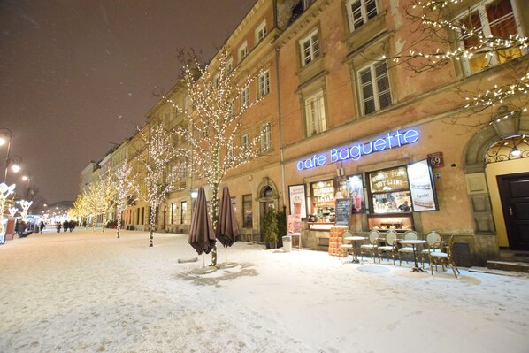 واجهة المنشأة - في المساء/الليل