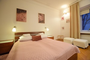 Laptop workspace, soundproofing, iron/ironing board, free WiFi