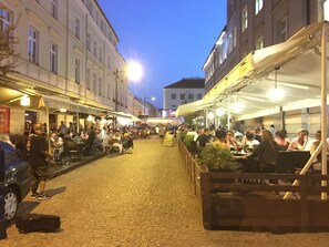 Front of property – evening/night - Elegant Apartment Universitas (Warsaw)