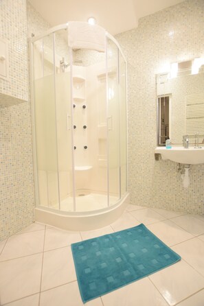 Deluxe Studio Suite | Bathroom amenities | Bathtub, free toiletries, hair dryer, towels - Elegant Apartment Universitas (Warsaw)