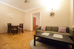 Deluxe Studio Suite | Living room | 32-inch flat-screen TV with cable channels, TV - Elegant Apartment Universitas (Warsaw)
