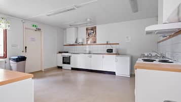 小屋, 共用浴室 (Sommartorp, No Water) | 共用廚房 | 雪櫃、微波爐、爐具、咖啡機/沖茶器