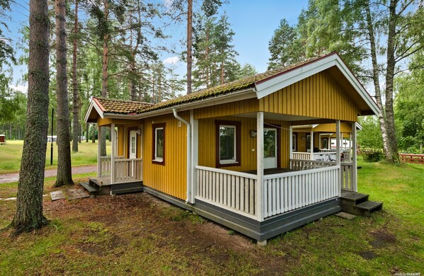 Cabin, Shared Bathroom (Dalälvstuga, Private WC) | Terrace/patio - First Camp Mellsta-Borlänge (Borlange)