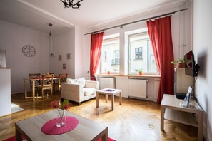 Suite Studio Deluxe | Coin séjour | Télévision à écran plat