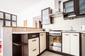 Suite Studio Deluxe | Cuisine privée | Réfrigérateur, micro-ondes, plaque de cuisson, lave-vaisselle