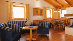 Chalet básico, 2 habitaciones | Zona de estar | Una televisión de pantalla plana, una chimenea, suelo radiante