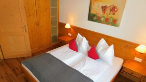 Chalet básico, 2 habitaciones | Ropa de cama hipoalergénica, caja fuerte, cortinas opacas y wifi gratis