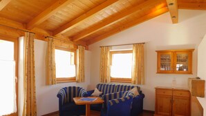 Chalet básico, 2 habitaciones | Sala de estar | Una televisión de pantalla plana, una chimenea, suelo radiante