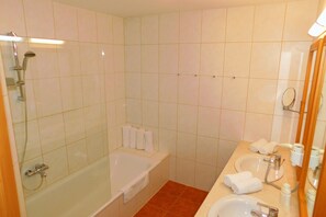 Basic Chalet, 2 Bedrooms | Bathroom | Hair dryer, heated floors, towels - Das Resort Brixen (Brixen im Thale)