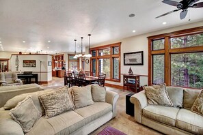 Älytelevisio, takka, DVD-soitin, videokirjasto