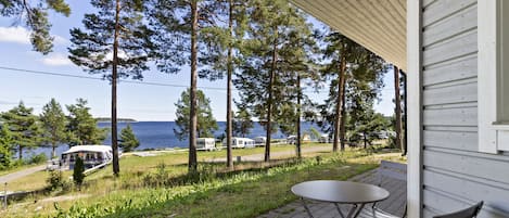 Zimmer (Alnölängan - Shared Shower) | Blick vom Balkon