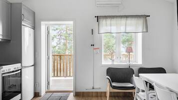 Kuststuga | Eget kök | Kylskåp, spishäll, kaffe- och tebryggare och vattenkokare