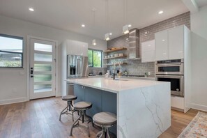 冷蔵庫、電子レンジ、オーブン、コンロ