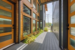 Property grounds - Modern Upscale Home in the Heart of Lavaca (San Antonio)