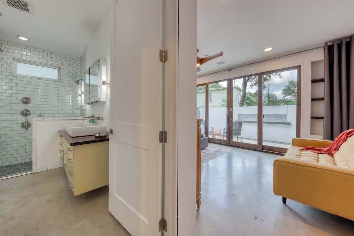 Un bagno moderno con box doccia in vetro, lavandino e mobile vanitario.