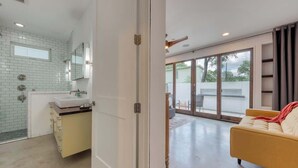 Une salle de bain moderne avec une douche à parois de verre, un lavabo et un meuble-lavabo.