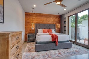 3 bedrooms, iron/ironing board, travel crib, free WiFi - Luxury Urban Oasis in Lavaca with Rooftop Deck (San Antonio)