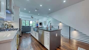 Køleskab, mikrobølgeovn, ovn, kogeplade