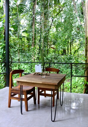 Outdoor dining - Boutique Villa Eden: Spacious, Modern in the Jungle y breakfast (Talamanca, Limón 70401 CR CR)