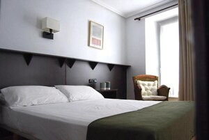 Edredones de plumas, minibar, escritorio y sistema de insonorización