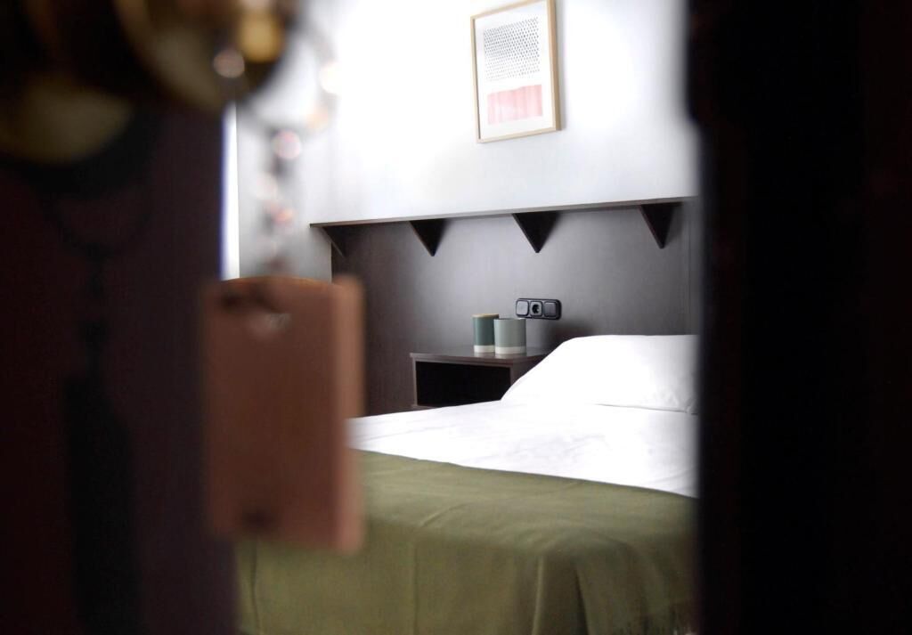 Edredons de pluma, frigobar, escrivaninha, berços grátis