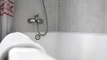 Gratis toiletartikelen, een haardroger, handdoeken, shampoo