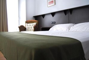 羽绒被、迷你吧、办公桌、免费婴儿床