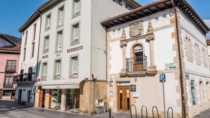 Un hôtel dont la façade porte une enseigne indiquant « HÔTEL » et « ARRASATE ».