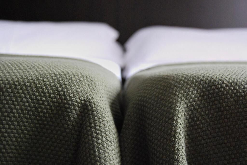 Quarto casal ou duplo | Edredons de pluma, frigobar, escrivaninha, berços grátis