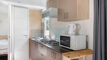 Cabin (Villavagn Härsnäs) | Private kitchen | Mini-fridge, microwave, stovetop