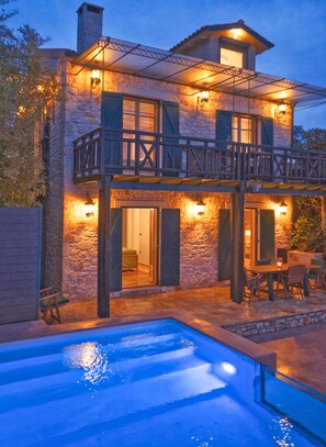 Front of property – evening/night - Thalia Cottage (Corfu)