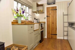 Cabin (Lamb Lookout) | Private kitchen | Fridge, oven, electric kettle, toaster - Craigduckie Shepherds Huts (Dunfermline)