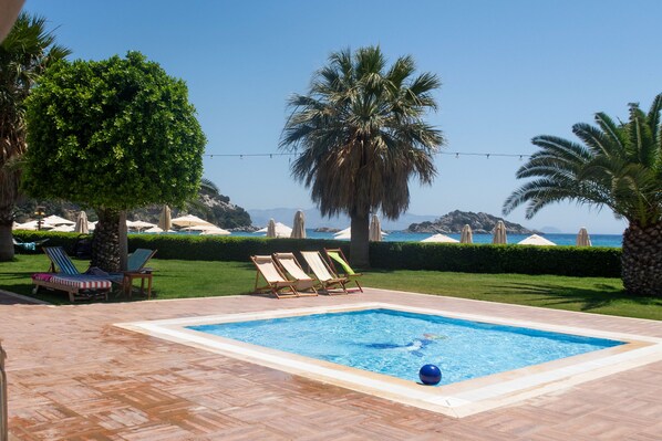 Außenpool, Sonnenschirme, Liegestühle