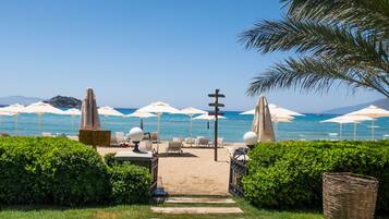 Plage privée, chaises longues, parasols