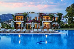 住宿正面 - 傍晚/夜晚