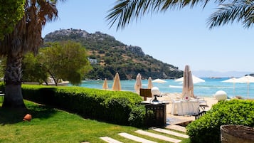 Privatstrand, Liegestühle, Sonnenschirme