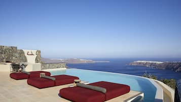 Piscine extérieure, parasols, chaises longues