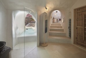Assyrtiko Deluxe Suite with private outdoor heated pool | In-room safe, soundproofing, iron/ironing board, free WiFi - White Pearl Cavalieri - Adults Only (Santorini)