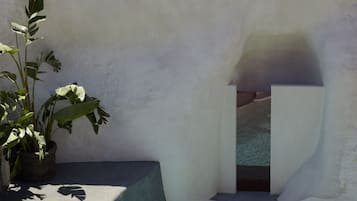 Assyrtiko Deluxe Suite with private outdoor heated pool | Terassi/patio