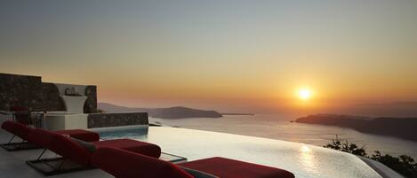 Utendørsbasseng, bassengparasoller og solsenger