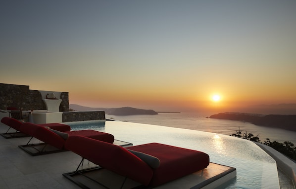 Outdoor pool, pool umbrellas, sun loungers - White Pearl Cavalieri - Adults Only (Santorini)
