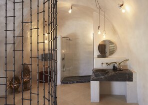 Assyrtiko Deluxe Suite with private outdoor heated pool | Baño | Regadera, regadera tipo lluvia, amenidades de baño de diseñador