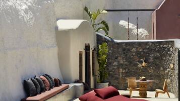 Nykteri Deluxe Suite with private heated indoor cave pool | Terassi/patio