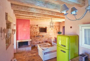 Traditional-Villa, 6 Schlafzimmer, eigener Pool | Wohnbereich | Flachbildfernseher, Kamin, Tischtennisplatte