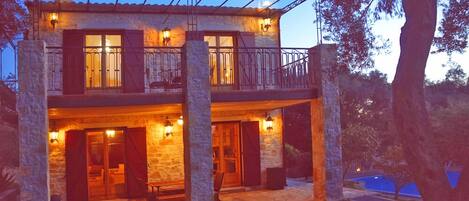 住宿正面 (夜晚)