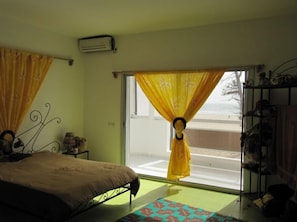 Bureau, espace de travail pour ordinateur portable, rideaux occultants